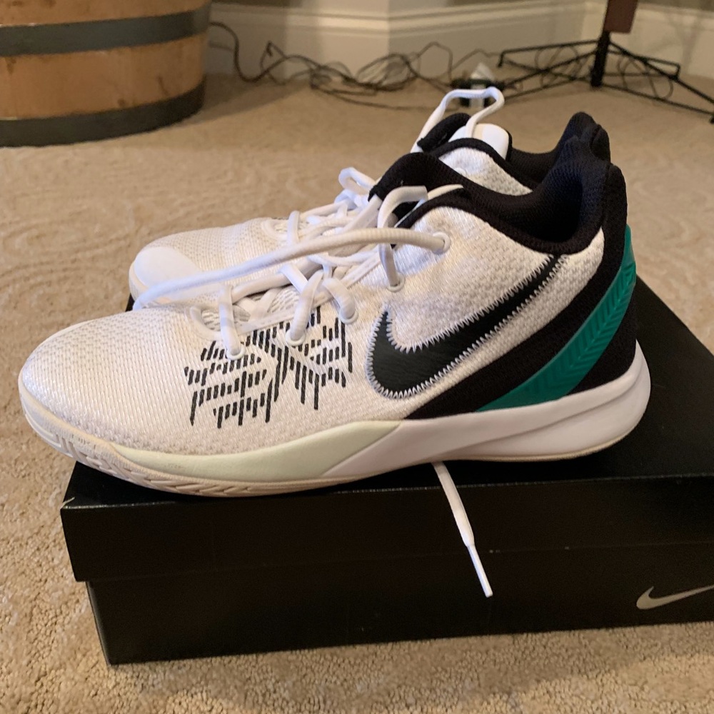 Kyrie Flytrap 2 White, black, and green size 6.5.